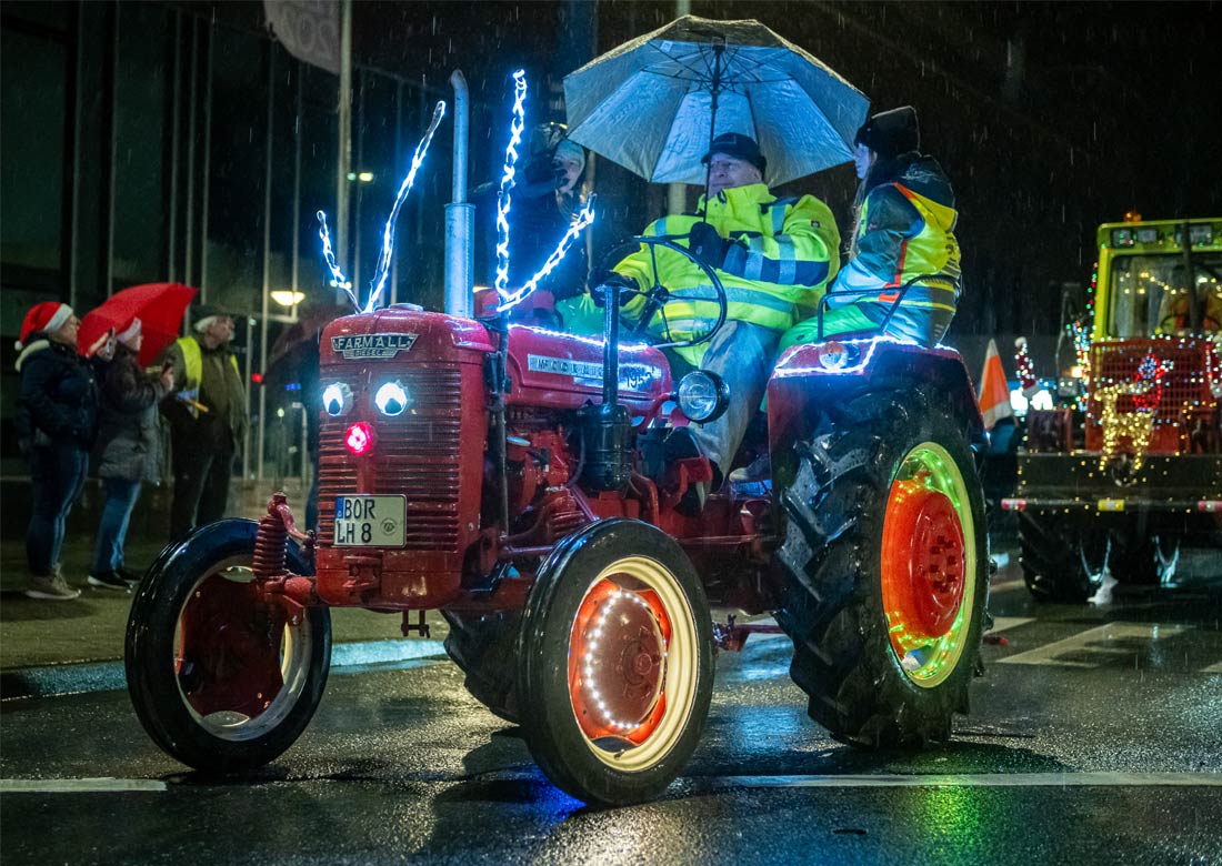 Vorweihnachtlicher Trecker-Korse in Borken - Foto: © Peter Marlie