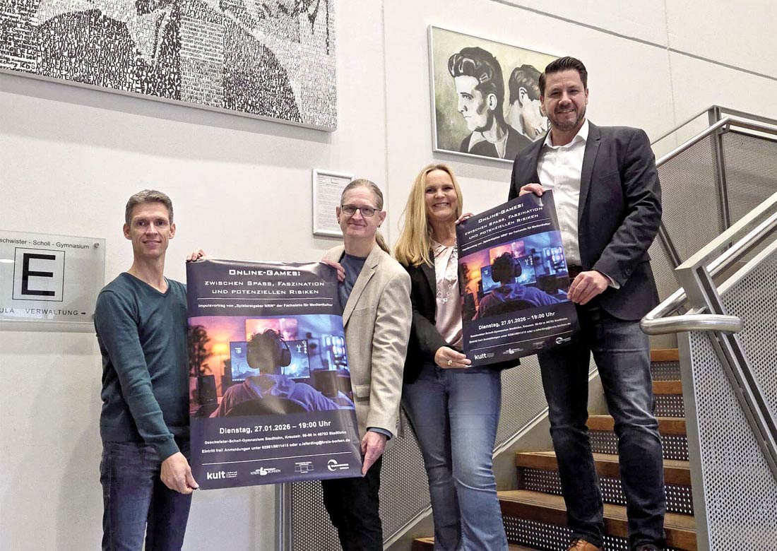 (v. li.) Christoph Twents (Geschwister-Scholl-Gymnasium Stadtlohn), Michael Hermes (Medienzentrum Kreis Borken), Ute Isferding (kult Westmünsterland Vreden) und Lars Vogel (Schulleitung Geschwister-Scholl-Gymnasium Stadtlohn) freuen sich auf den Fachvortrag zum Thema Online-Games. © Geschwister-Scholl-Gymnasium Stadtlohn