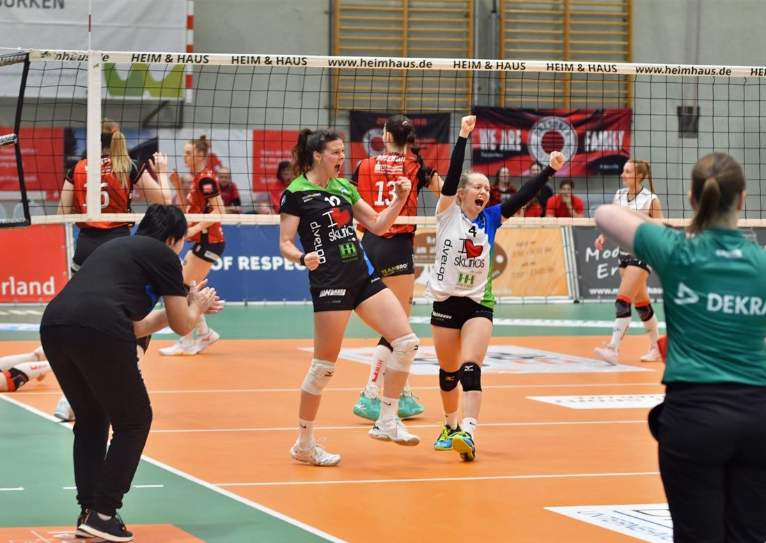 Großer Jubel nach packenden Spielszenen, doch am Ende fehlt ein Borkener Satz- und Punktgewinn (Foto: Thomas Hacker)