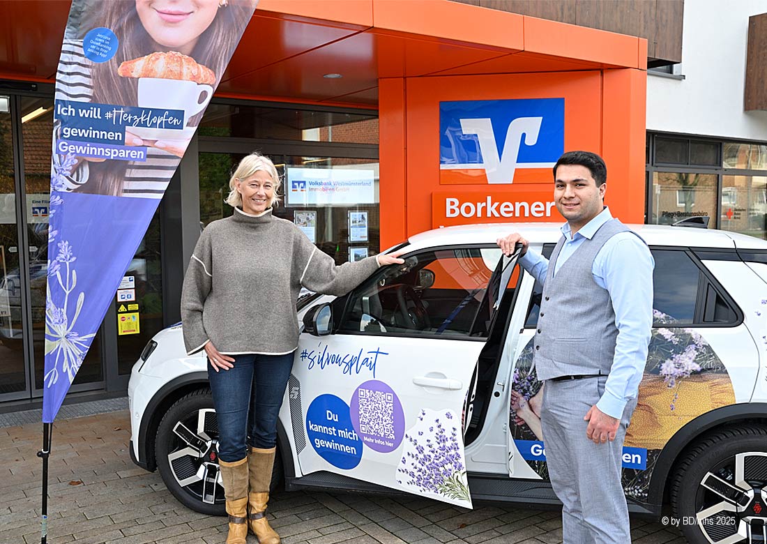 Die Volksbank-Vertreterin Heike Sachse-Bleker und Filialleiter Ömer Seyrek freuen sich über möglichst viele Teilnehmer*innen des Gewinnspiels - Foto: BD/mhs 2025