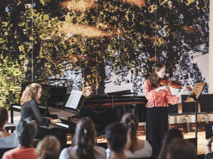 Instrumental- und Gesangsschülerinnen und -schüler stellen ihr Können unter Beweis