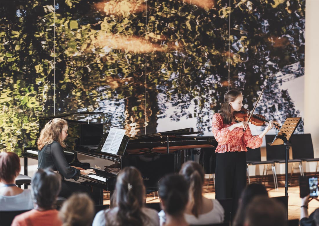 Instrumental- und Gesangsschülerinnen und -schüler stellen ihr Können unter Beweis