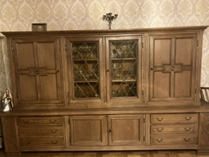 Verschenke alten Eiche-Wohnzimmerschrank