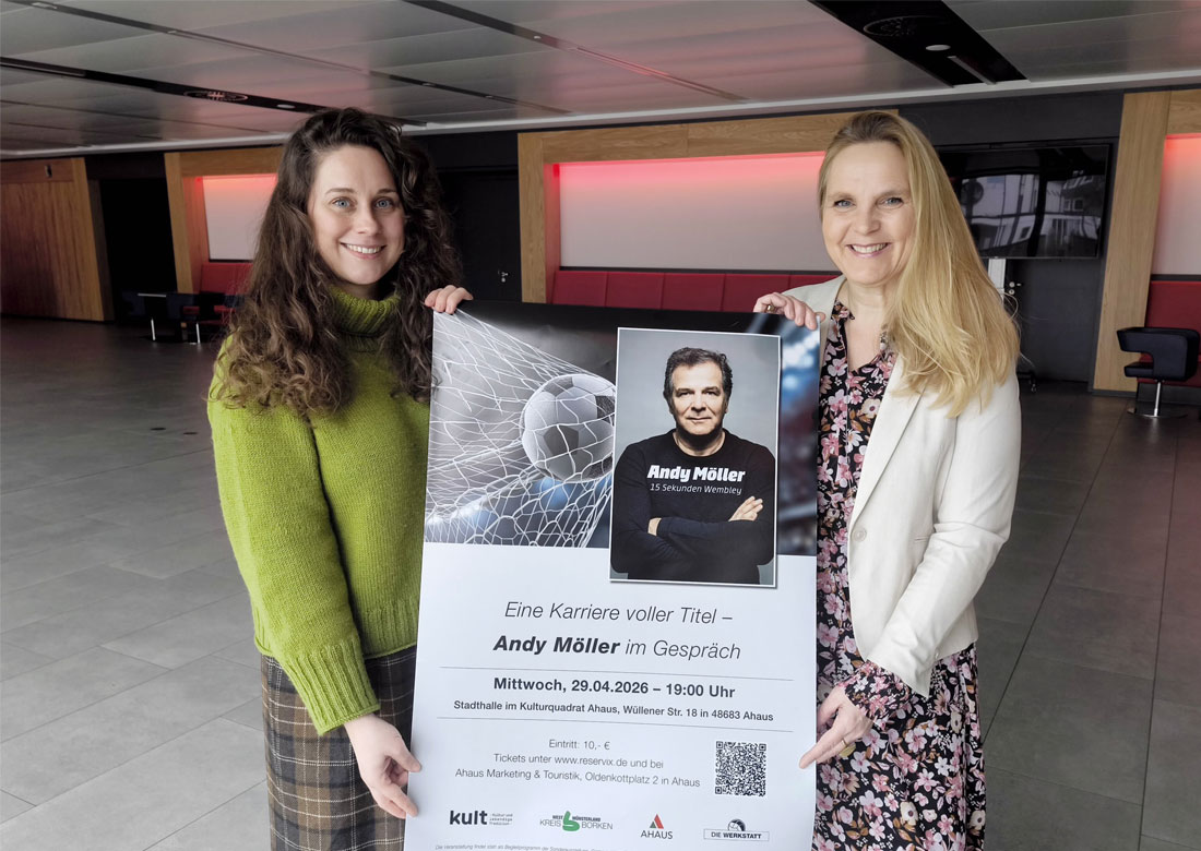 Uta Rosenbaum (li., Stadt Ahaus) und Ute Isferding (kult Westmünsterland) laden herzlich zur Veranstaltung mit Andy Möller ein. © Stadt Ahaus