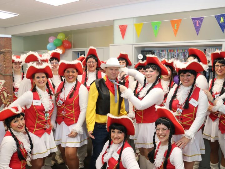 Erste Prinzengarde Kreis Borken stürmt Büro von Lucky Luke