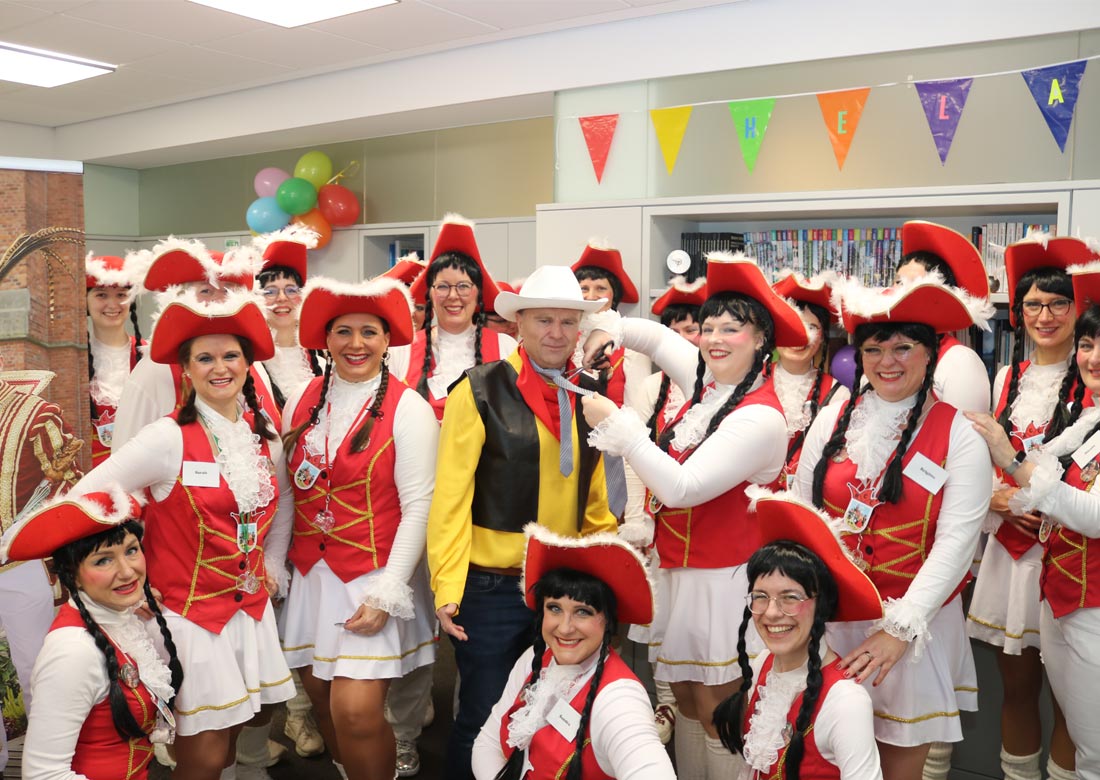 Landrat Dr. Kai Zwicker a.k.a. Lucky Luke fällt der "1. Prinzengarde Kreis Borken" zum Opfer: Schnipp, schnapp - Die Krawatte ist ab. ©