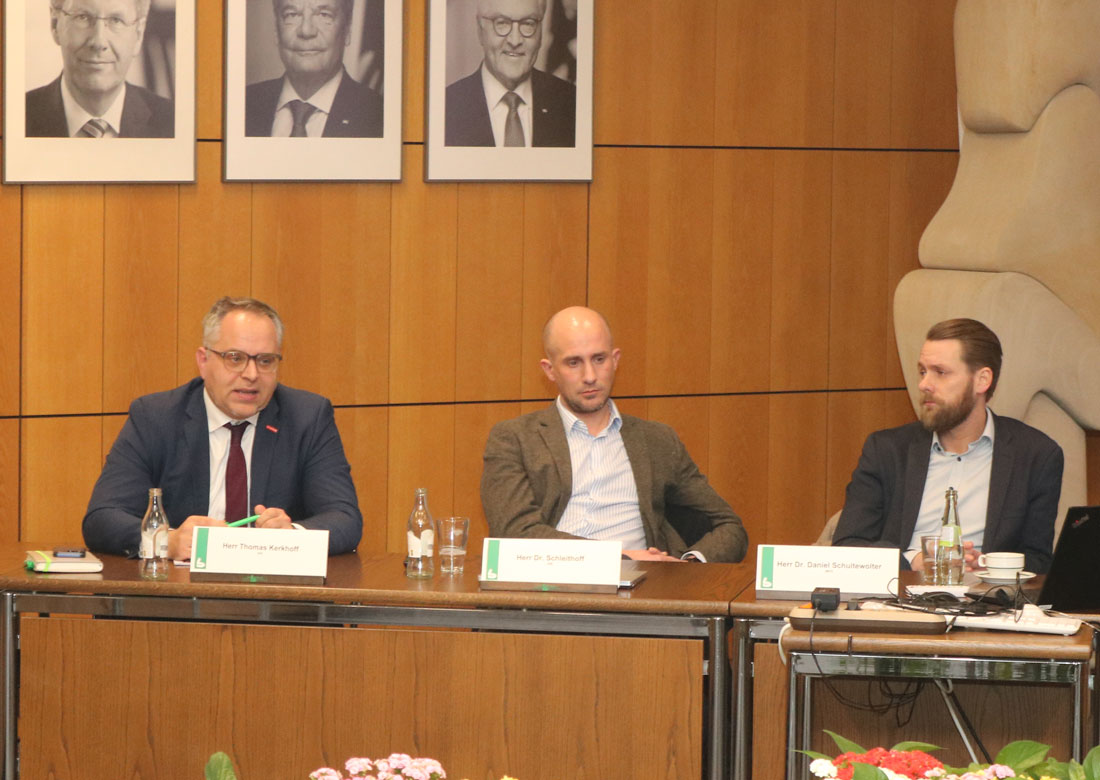 Berichteten im Ausschuss für Wirtschaft, Kreisentwicklung und Klimaschutz über die aktuelle wirtschaftliche Lage im Kreis Borken: (v.li.n.r.) Thomas Kerkhoff (Kreishandwerkerschaft Borken), Dr. Fabian Schleithoff (IHK Nord Westfalen) und Dr. Daniel Schultewolter (Wirtschaftsförderungsgesellschaft für Kreis Borken).