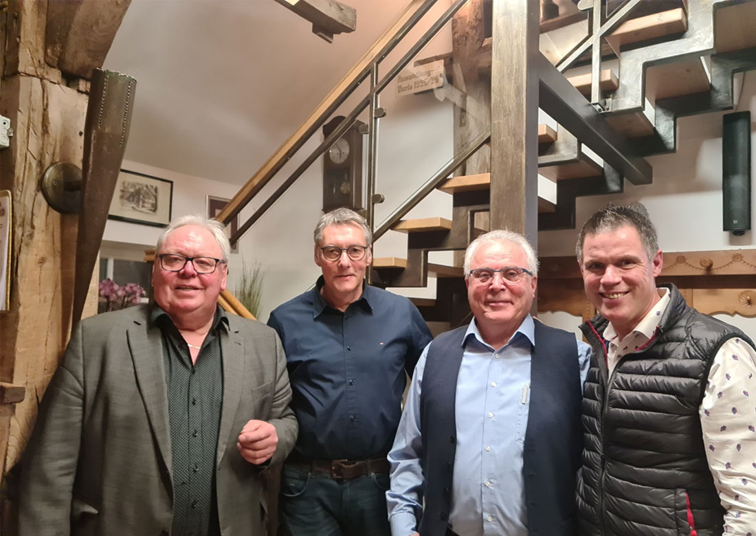 Ablösung im Heimatverein Burlo-Borkenwirthe - Foto v.l. Johannes Klein-Hessling (stellvertr. Schriftführer), Ludger Robben (2. Vorsitzender), ausgeschiedener Werner Stenkamp und der neue Vorsitzende Christoph Vornholt. Foto: privat