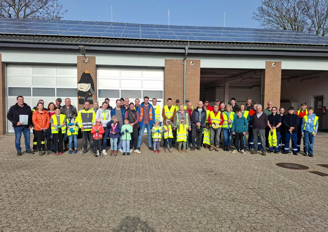 So wie hier am Burloer Feuerwehrgerätehaus hatten sich viele Helfer*innen zur Sammelaktion eingefunden - Foto: privat