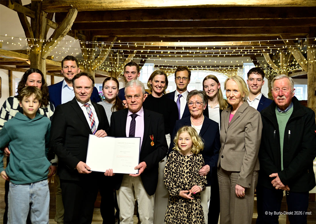 Über die hohe Auszeichnung freuten sich August Sühling (vorne, 2. v.l.) und Christa Sühling (vorne, 2. v.r.) gemeinsam mit Familienmitgliedern und Landrat Dr. Kai Zwicker sowie Bürgermeisterin Mechtild Schulze Hessing - Foto: BD/mst 2026