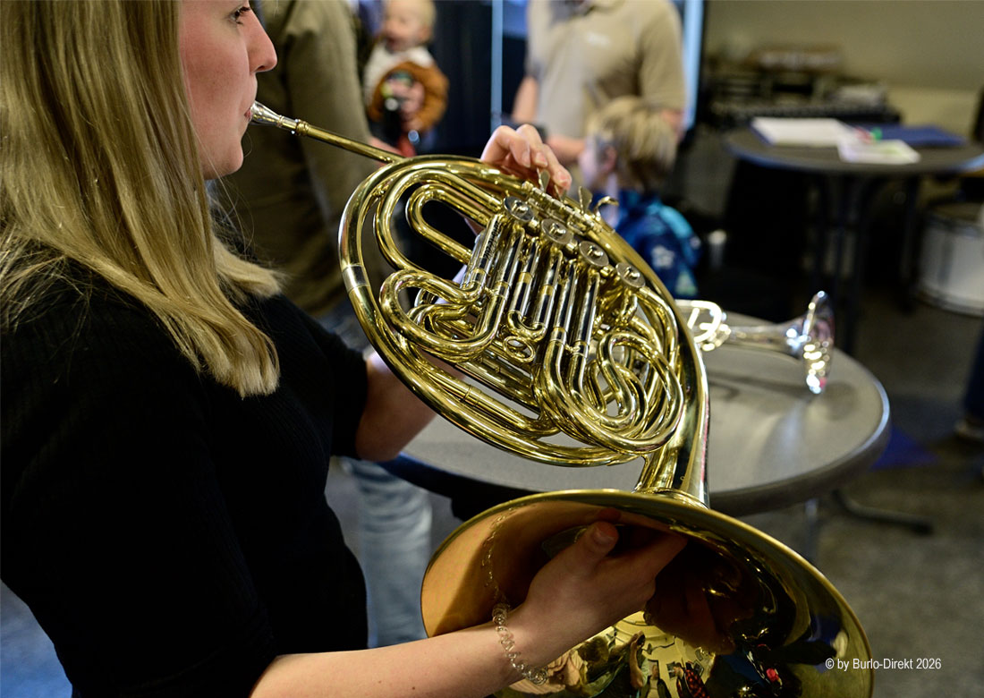 Instrumente schnuppern bei der Musikkapelle Burlo - Foto: BD