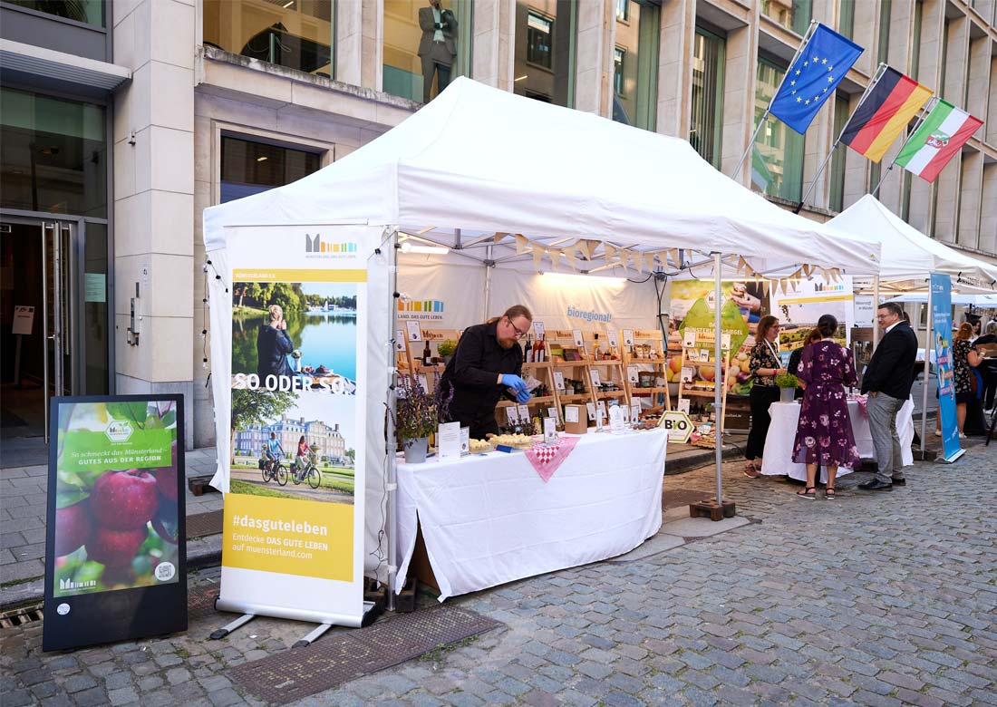 Über die Materialbörse Münsterland können Veranstalterinnen und Veranstalter Equipment wie Pavillons unkompliziert ausleihen, statt es neu anzuschaffen. © Münsterland e.V./Philipp Fölting