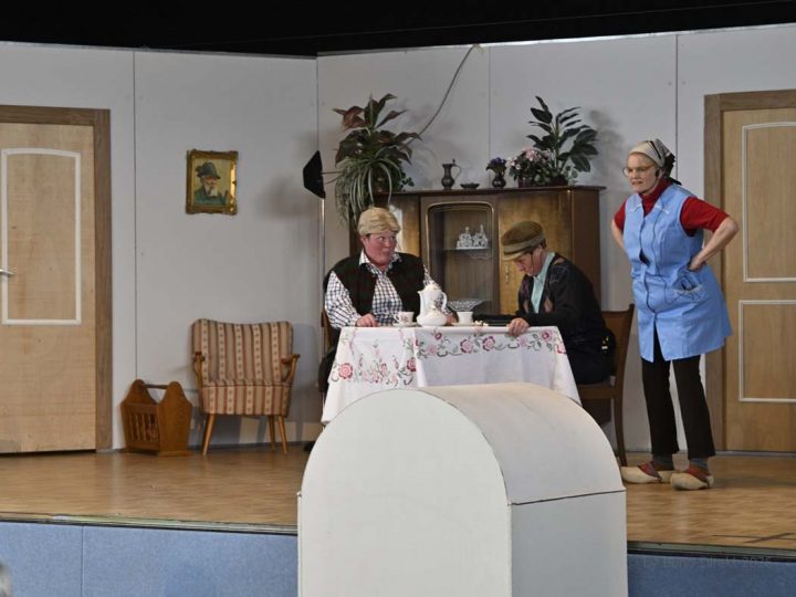 Theaterdamen der Landfrauen Borkenwirthe – Neue Sketche vor heimischem Publikum