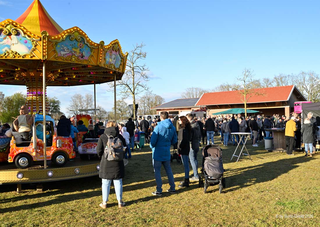 Burloer Osterfeuer erwies sich einmal mehr als gut besuchter Treffpunkt für Groß und Klein