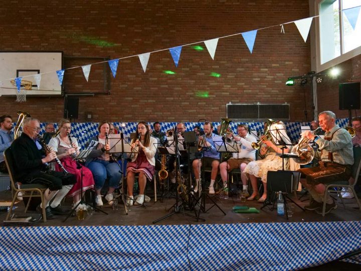 In Krachledernen und Dirndl gings zur „Frühlings-Wiesn“ nach Borkenwirthe