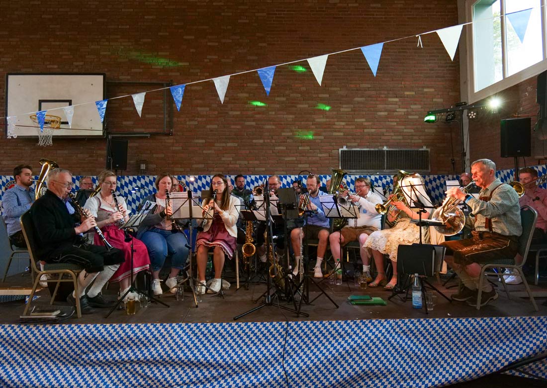 Für zünftige Blasmusik sorgte auf der "Frühlings-Wiesn" die Instrumentalgruppe Borkenwirthe - Foto: Julian Kappenhagen