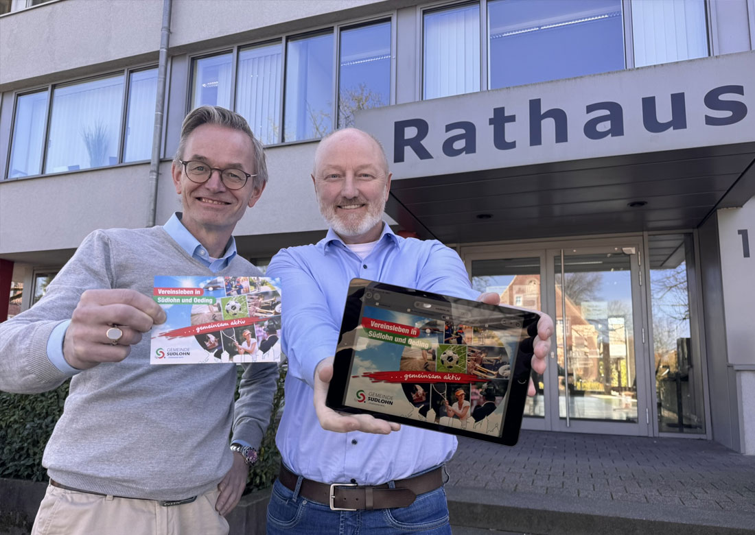 Markus Wellermann (li.) und Markus Lask präsentieren die neue Vereinsbroschüre der Gemeinde Südlohn. Foto: Gemeinde Südlohn
