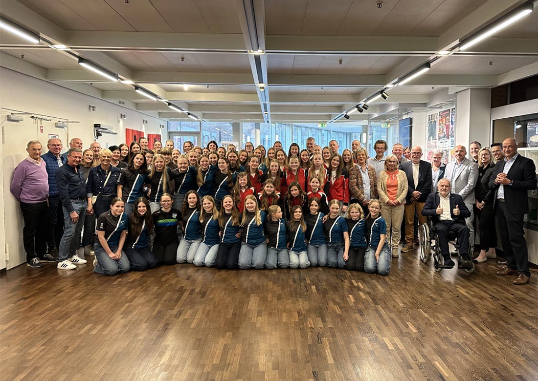 Zahlreiche Sportlerinnen und Sportler sowie ihre Trainerinnen und Trainer wurden bei der Sportlerehrung 2026 der Stadt Borken für ihre Leistungen ausgezeichnet. (Copyright: Stadt Borken)