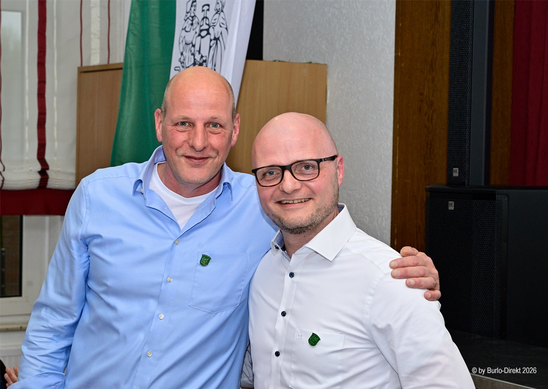 Neuer Präsident der Burloer Bürgerschützen Holger Wüstnienhaus (re.) mit dem ausgeschiedenen Amtsinhaber Wolfgang Niehaves ©