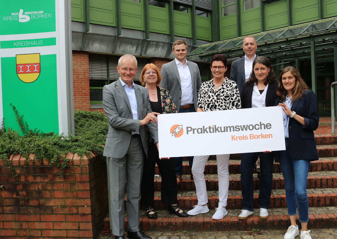 Die Steuerungsgruppe „Kein Abschluss ohne Anschluss“ im Kreis Borken weist auf das Ferienpraktikum NRW hin (v. li.): Kreisdirektor Dr. Ansgar Hörster, Elisabeth Büning (Fachbereichsleiterin Bildung, Schule, Kultur und Sport), Simon Wehrmeister (IHK), Susanne Lökes (stellv. Leitung des „Jobcenters im Kreis Borken“), Daniel Janning (Kreishandwerkerschaft Borken), Kerstin Schmitt und Katharina Reinert (beide WFG).