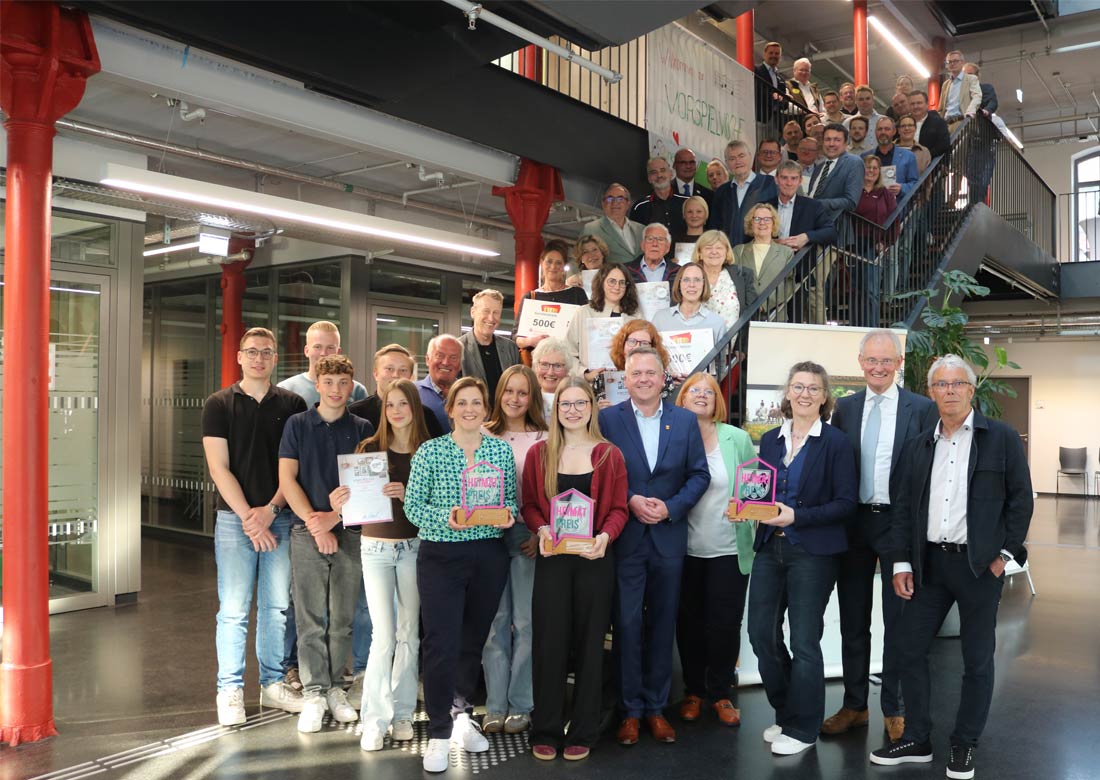 Vereine, Gruppen und Initiativen: Die Gewinnerinnen und Gewinner sowie viele Bewerberinnen und Bewerber des Heimat-Preises 2025 mit ihren Urkunden und Auszeichnungen. - Foto: Kreis Borken