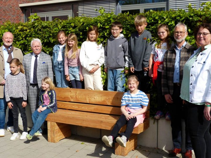 Bürgerstiftung Westmünsterland erfüllt Wunsch nach Freundschaftsbank in Südlohn