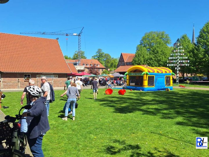 Heimathaus Burlo – Geselliges Treffen unter dem Maibaum