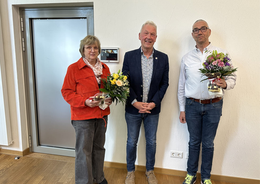 Stellvertretender Bürgermeister Jürgen Fellerhoff (Mitte) gratuliert den Schiedspersonen Marita Niehoff-Heddier (Bezirk Weseke, Borkenwirthe/Burlo) und Manfred Beckmann (Bezirk Gemen) zur Wiederwahl.