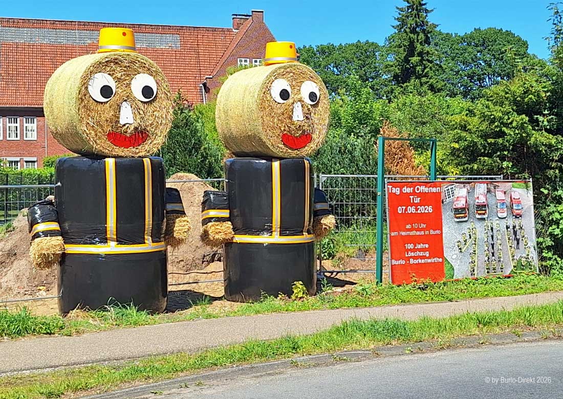 Mit diesen beiden Figuren weist der Löschzug Burlo-Borkenwirthe am Kreisverkehr Alexanderplatz auf die bevorstehende Jubiläums-Feier hin - Foto: BD