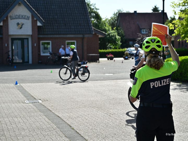 Mit dem Pedelec sicherer unterwegs – Helm und passende Kleidung können Leben retten