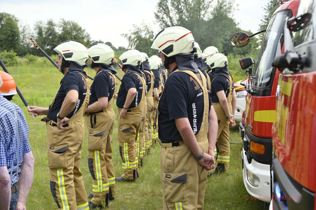 Mitglieder des Löschzugs Burlo-Borkenwirthe empfingen den Chef der Feuerwehr zu seinem letzten großen Einsatz in Burlo - Foto: BD