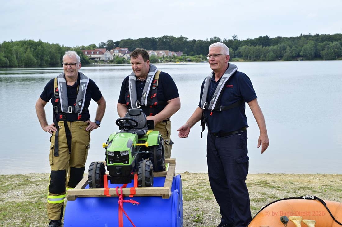Seinen wohl letzten großen Einsatz als Leiter der Borkener Feuerwehr absolvierte Stefan Döking (re.) am Burloer Klostersee - Foto: BD