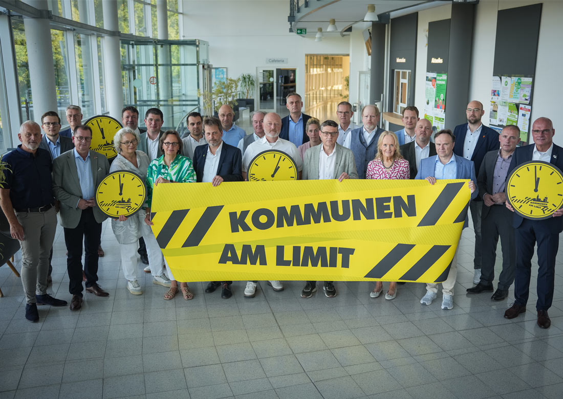 Fordern gemeinsam eine nachhaltige Finanzierung kommunaler Aufgaben: Landrat Dr. Kai Zwicker (erste Reihe, 3. von rechts) sowie die Arbeitsgemeinschaft der Bürgermeisterinnen und Bürgermeister sowie Beigeordneten im Kreis Borken.