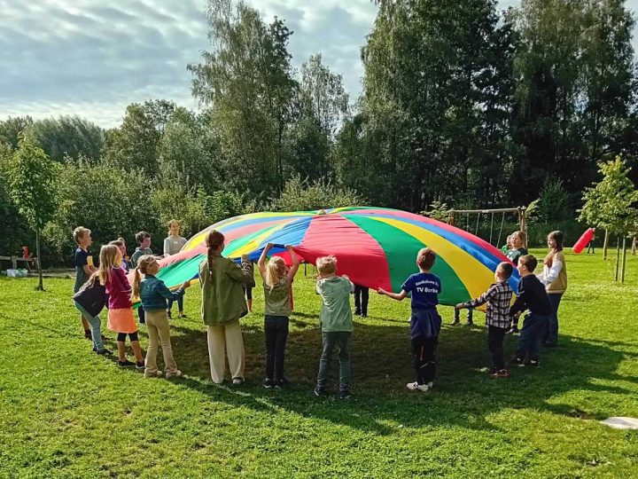 Ferienzeit – Das Rote Kreuz im Kreis Borken bietet Ferienspiele und Fußballcamp in Borken an