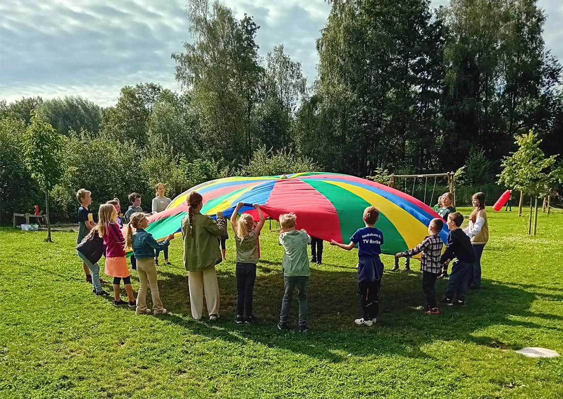 Seit Jahren betreut der Familienunterstützende Dienst (FuD) des Roten Kreuzes im Kreis Borken Kinder aus der Region in den Sommerferien – auch in diesen Sommerferien wieder. Für die Mädchen und Jungen ist das jeweils ein großer Spaß. DRK