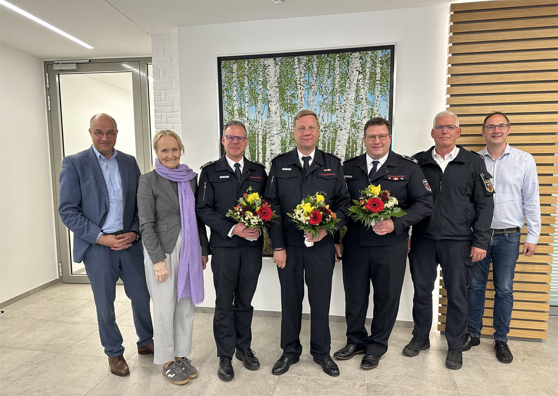 Gratulieren der neuen Wehrleitung der Freiwilligen Feuerwehr Borken (von links): Erster Beigeordneter und Kämmerer Norbert Nießing, Bürgermeisterin Mechtild Schulze Hessing, der neue Leiter Kai Sobbe, die neuen stellvertretenden Leiter André Pöpping und André Klinkenberg, der bisherige Leiter Stefan Döking sowie Fachbereichsleiter Bürgerservice und Ordnung Rene Terwolbeck.