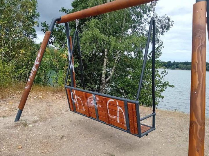 Schmierereien und Diebstahl an Stadtmobiliar am Burloer Klostersee