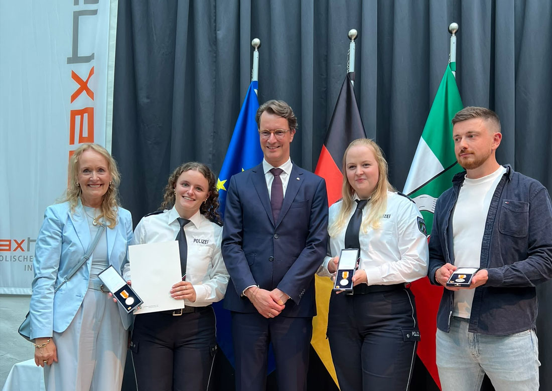 Bürgermeisterin Mechtild Schulze Hessing und Ministerpräsident Hendrik Wüst gratulieren geehrten Lebensretterinnen und Lebensrettern aus der Region - Foto: Stadt Borken