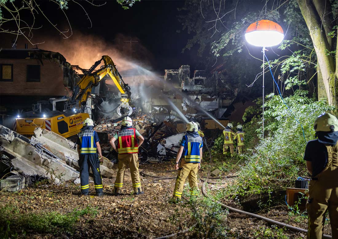 Mit schwerem Gerät musste die Feuerwehr dem Brand zu Leibe rücken - Foto: Peter Marlie