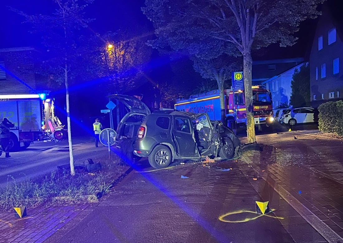 Alkoholisiert gegen Baum gefahren – vier Personen verletzt
