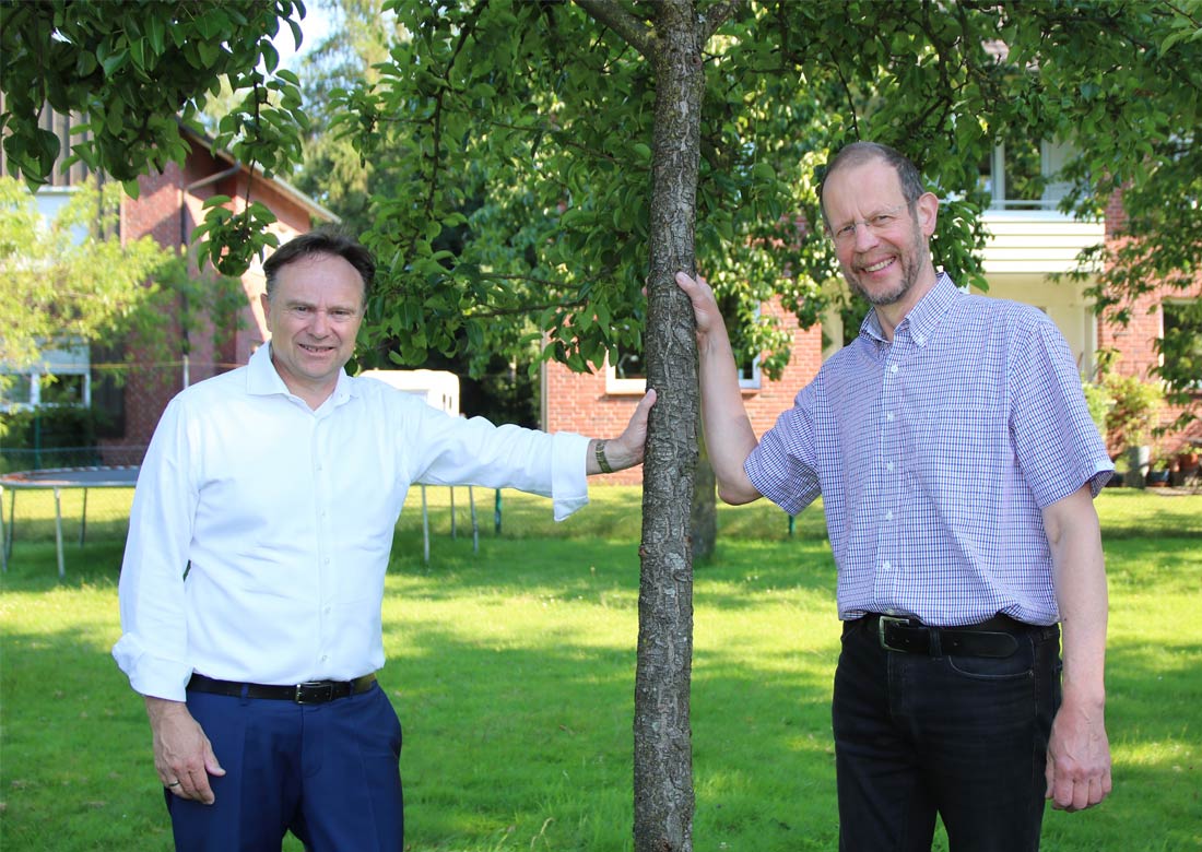 Martin Hillenbrand (re.), Vorsitzender der NFG, und Landrat Dr. Kai Zwicker weisen auf die anstehende Obstbaumpflanzaktion hin.