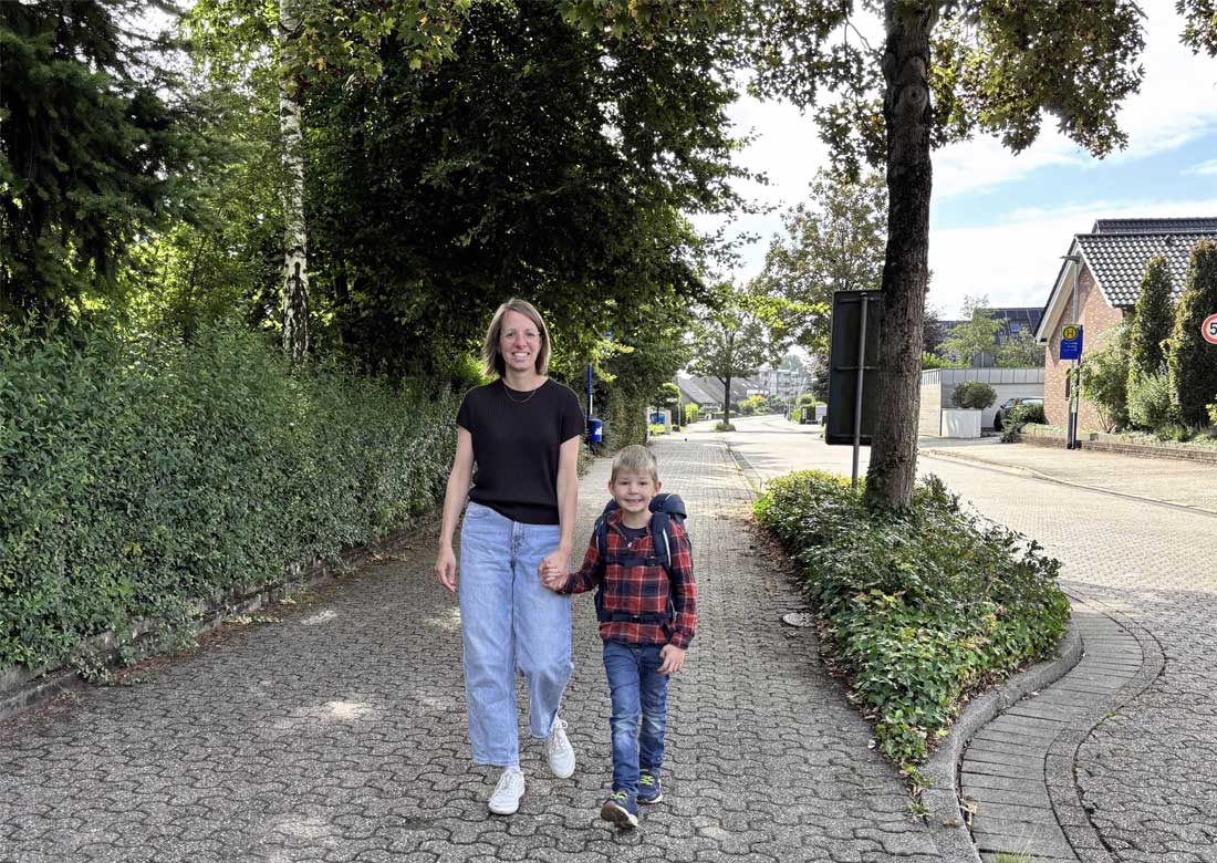 Hannes aus Bocholt wird in wenigen Tagen eingeschult und übt mit seiner Mutter schon mal den künftigen Schulweg. Foto: Kreis Borken