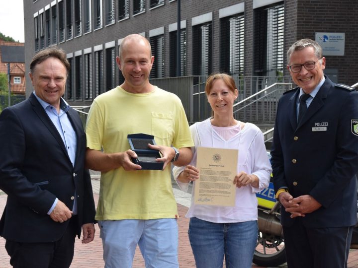 Landrat ehrt aufmerksamen Zeugen – Der Rekener lieferte Hinweise zu Einbrechern
