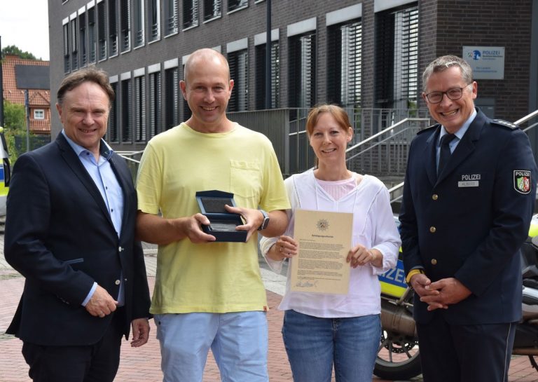 Bei der Belobigung (v.l.): Landrat Dr. Kai Zwicker, Frank und Diana Rathmann, Abteilungsleiter Polizei Paul Albers. Foto: Polizei Borken