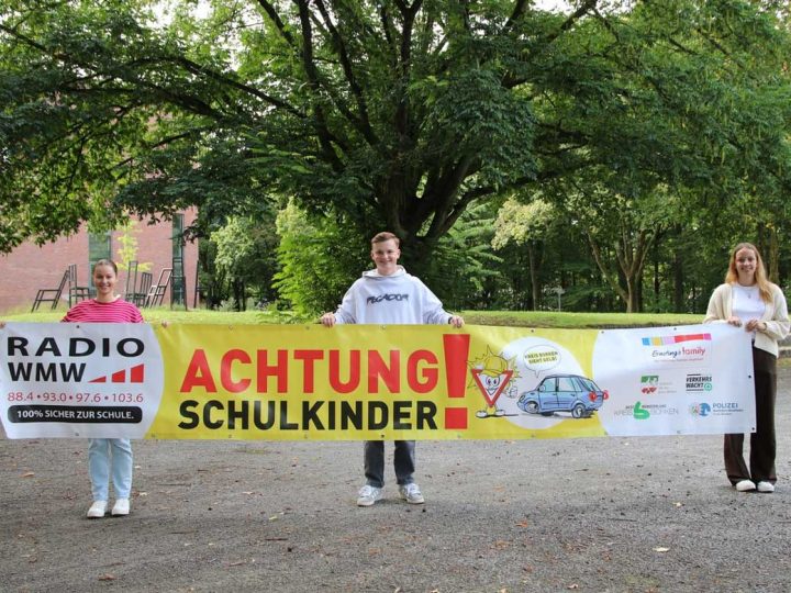 Verkehrskontrollen der Polizei an Grundschulen mit Unterstützung von Schulkindern