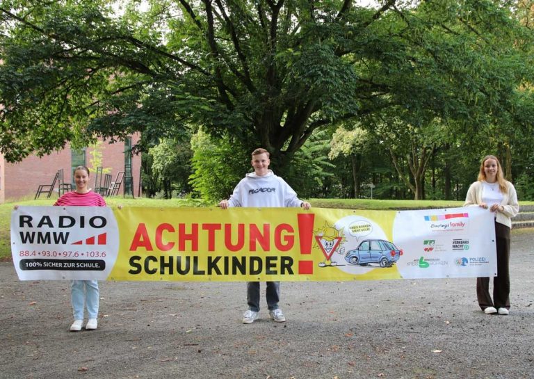 "Achtung Schulkinder!" Mit großformatigen Bannern wird kreisweit auf den Schulstart und die Verkehrssicherheitsinitiative "Kreis Borken sieht gelb!" aufmerksam gemacht. Foto: Kreis Borken