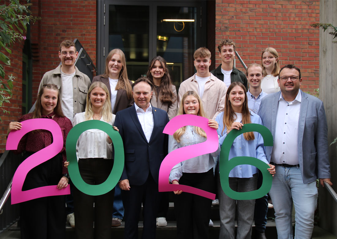 Landrat Dr. Kai Zwicker (vorne Mitte) und Ausbildungsleiter Christof Kleinwege (vorne rechts) begrüßten am heutigen 1. September die 13 neuen Studierenden der Borkener Kreisverwaltung.