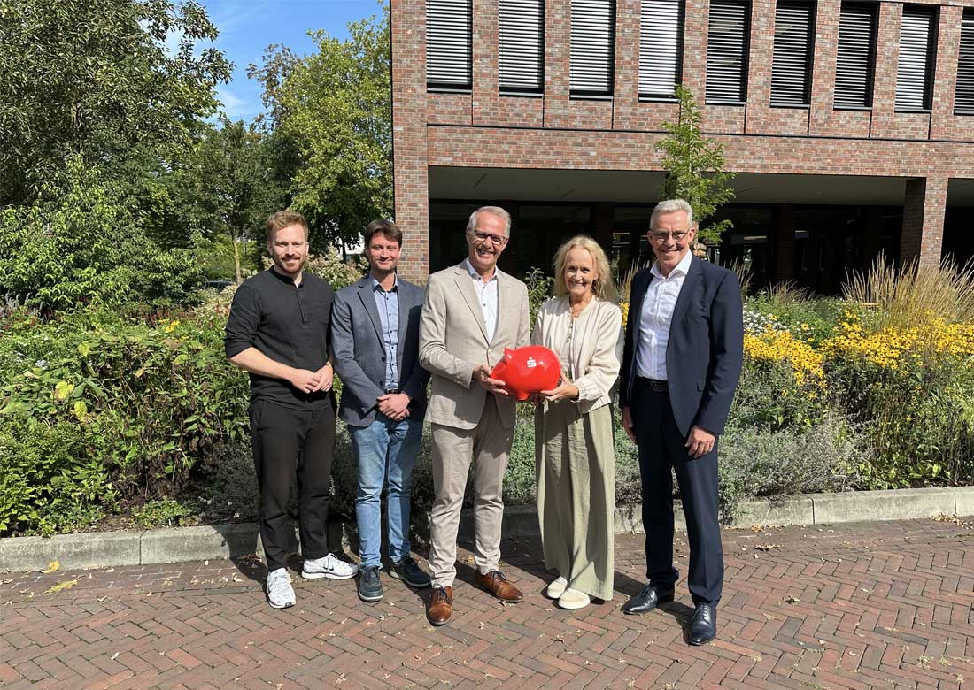 (von links): Simon Schwerhoff (Fachabteilungsleiter Kultur und Tourismus der Stadt Borken), Simon Welsing (Fachbereichsleiter Kultur, Weiterbildung und Städtepartnerschaften der Stadt Borken), Wolfgang Niehues (stellvertretender Stiftungsvorsitzender der Sparkassenstiftung und Bereichsdirektor für den Marktbereich Nord/West bei der Sparkasse Westmünsterland), Bürgermeisterin Mechtild Schulze Hessing und Hubert Buß (Vorstandsmitglied der Sparkassenstiftung und Regionaldirektor bei der Sparkasse Westmünsterland).