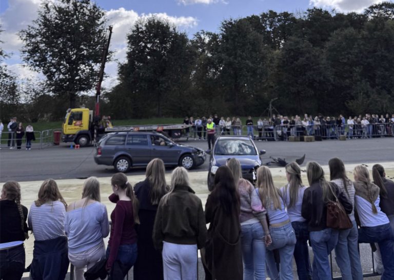 Bei der Unfalldemonstration auf dem Fahrsicherheitstrainingsplatz in Gescher-Estern wurden rund 800 junge Leute mit verschiedenen Vorführungen für angepasstes Fahrverhalten sensibilisiert - Foto: Kreis Borken