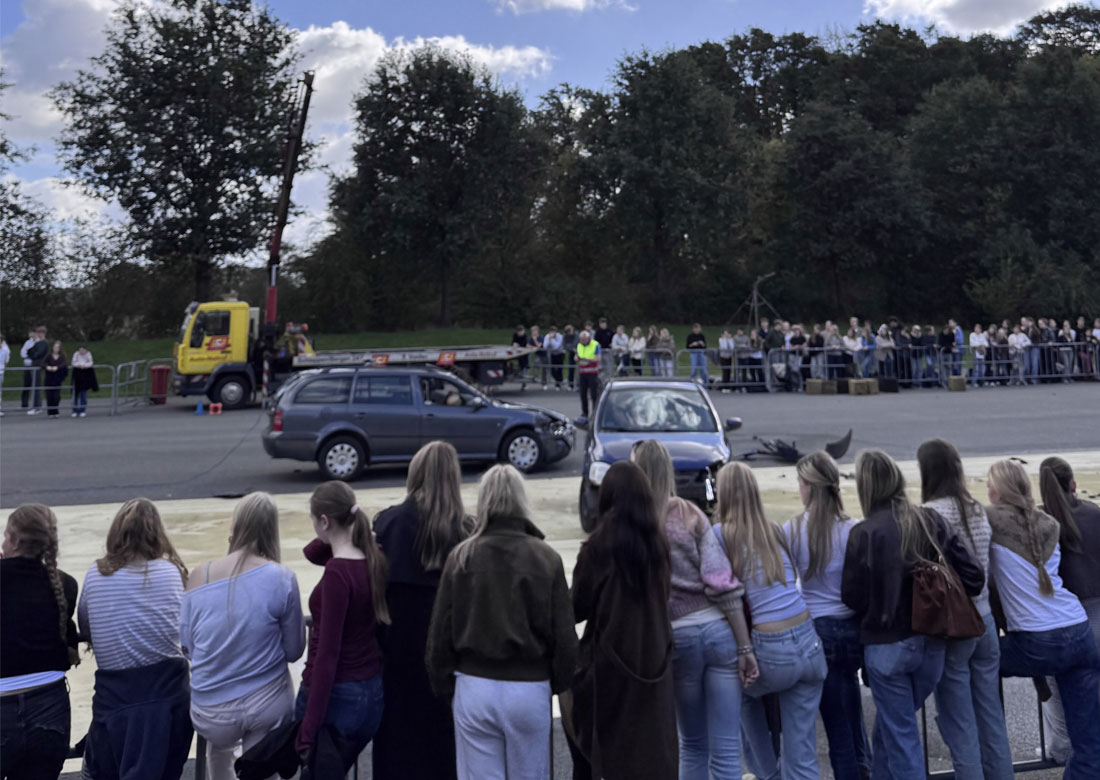 Bei der Unfalldemonstration auf dem Fahrsicherheitstrainingsplatz in Gescher-Estern wurden rund 800 junge Leute mit verschiedenen Vorführungen für angepasstes Fahrverhalten sensibilisiert - Foto: Kreis Borken
